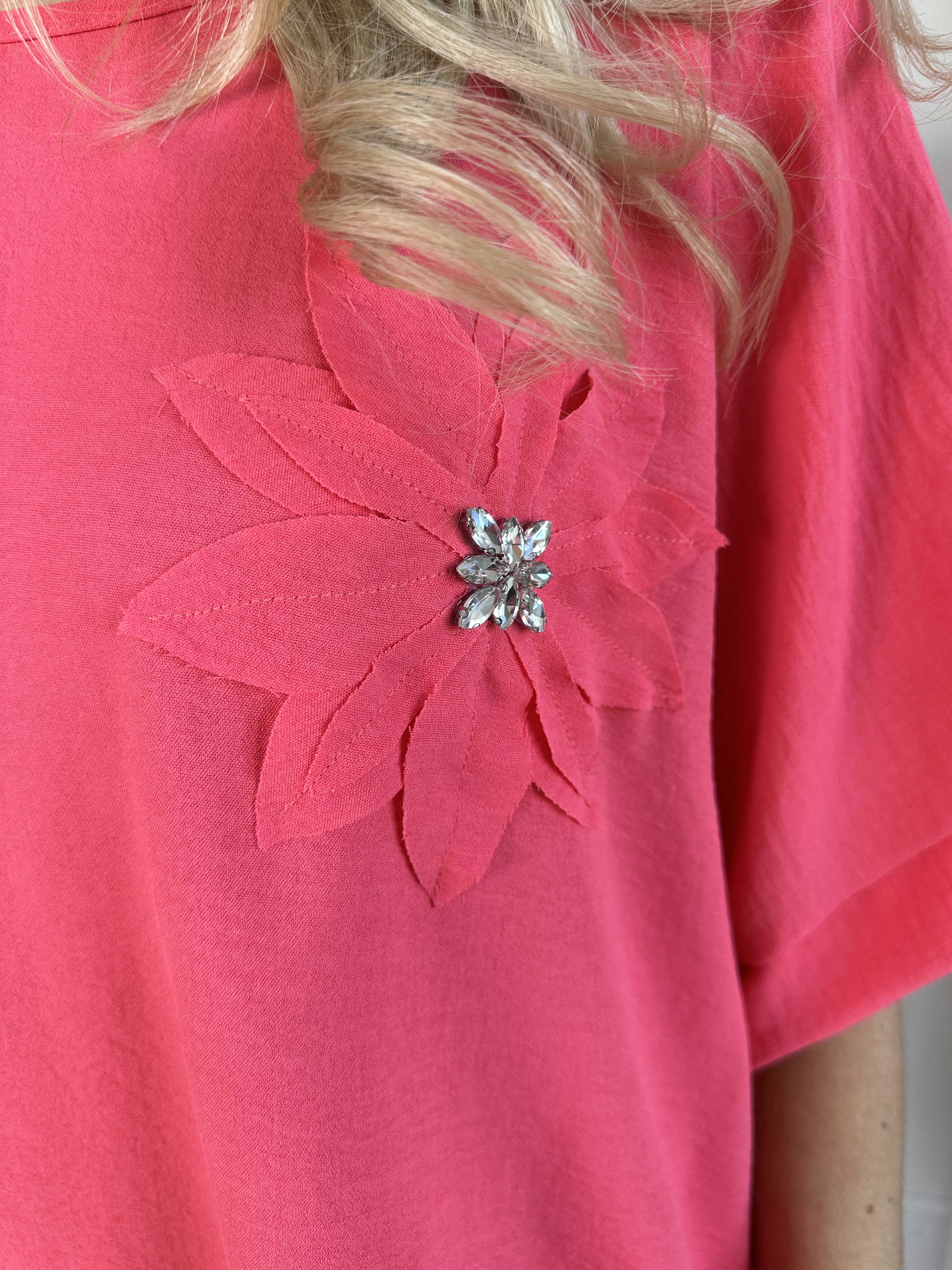 Tabisha - Söt lättviktstunika med blomma och fuskpäls på bröstet